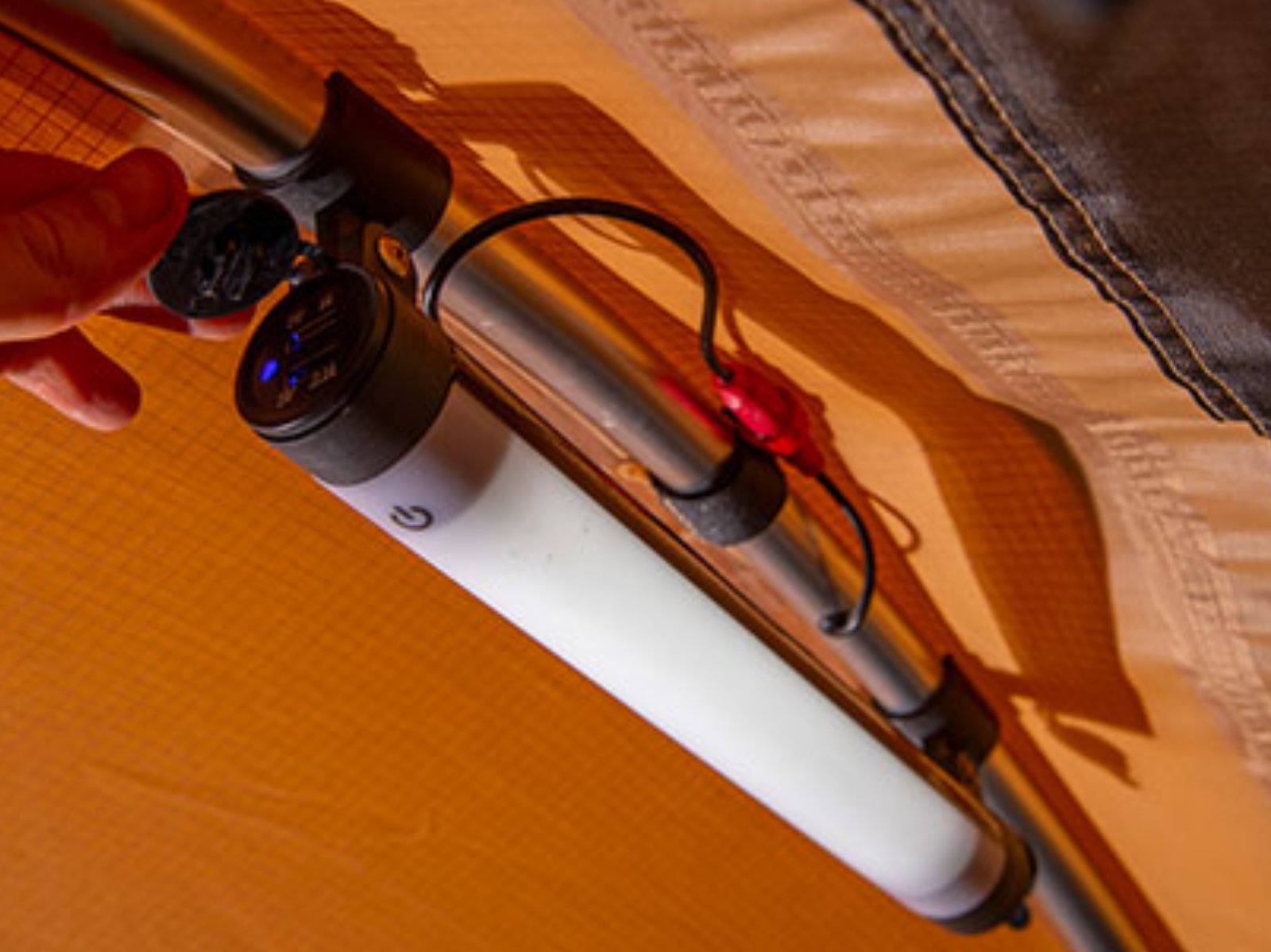 ARB Tent Light 12V LED Lampe mit USB & Zig. Buchse für 25mm Gestänge