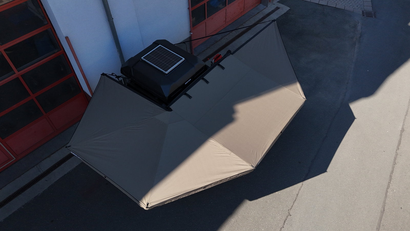 Rhino Rack Batwing 270 freitragende Markise, rechte Seite, inkl. Halter