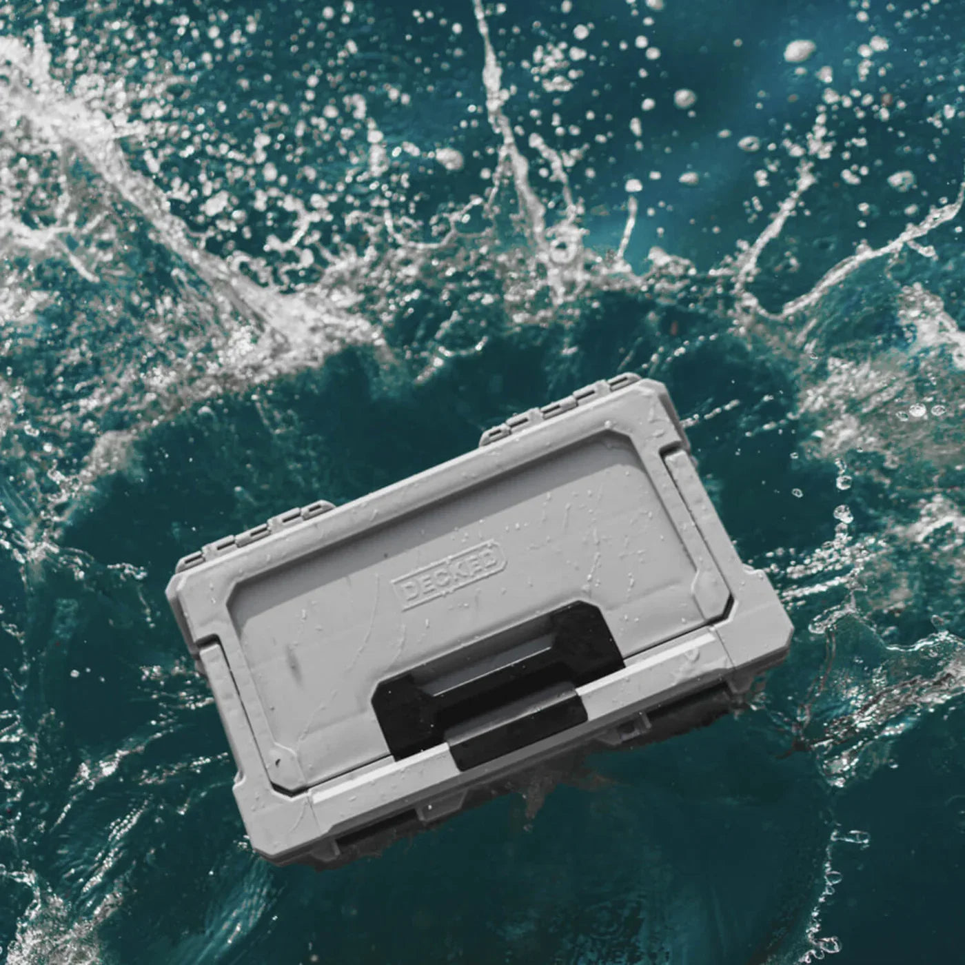 DECKED D-co Case - Sixer 16, Cool Gray mit schwarzen Verschlüssen